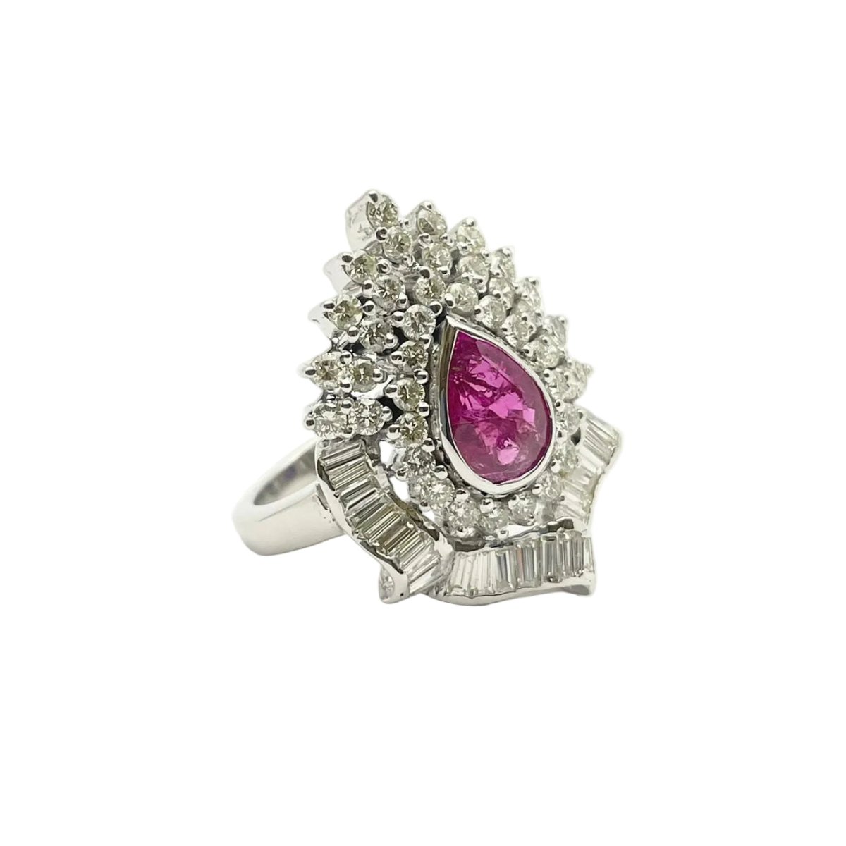 Bague Entourage en or blanc, rubis et diamants - Castafiore