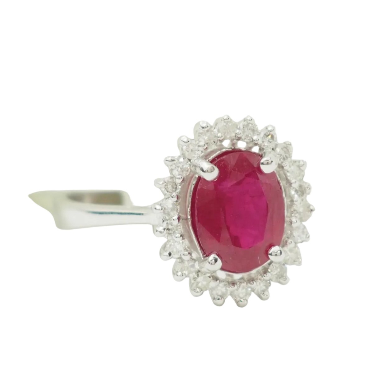 Bague Entourage en or blanc, rubis et diamants - Castafiore