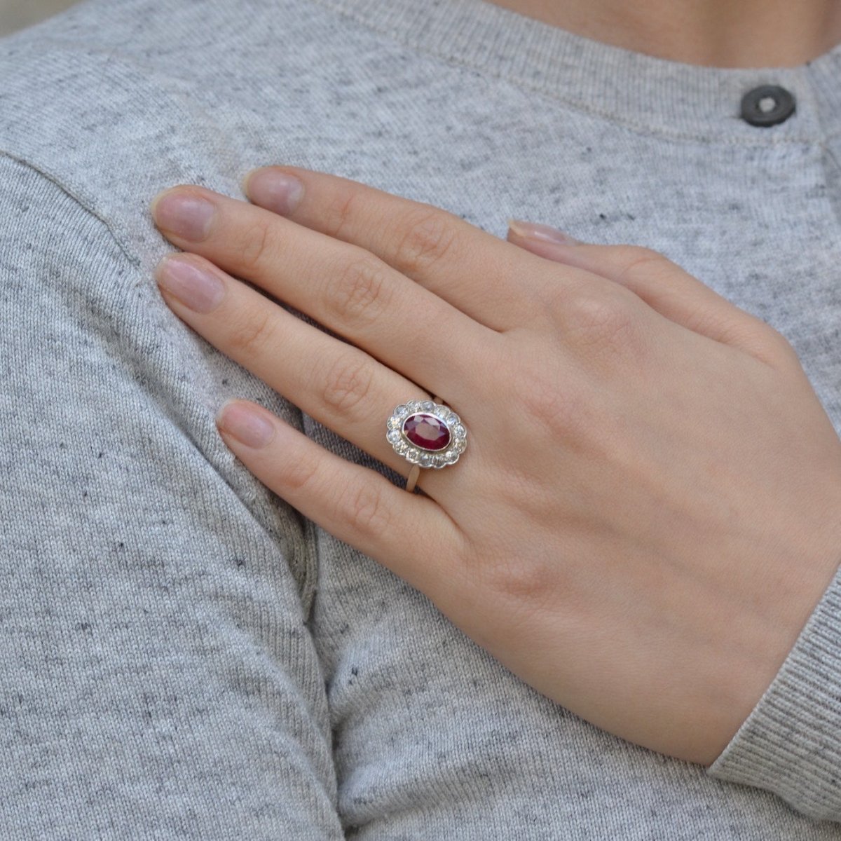 Bague Entourage en or blanc, rubis et diamants - Castafiore