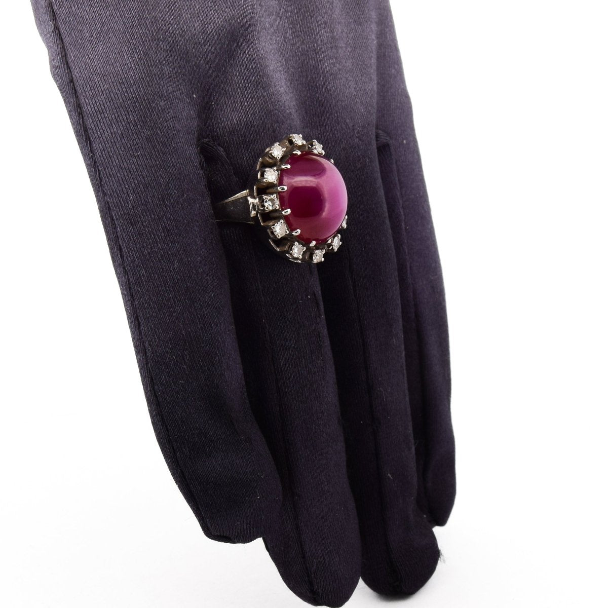 Bague Entourage en or blanc, rubis et diamants - Castafiore
