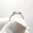 Bague entourage en or blanc, saphir et diamant - Castafiore