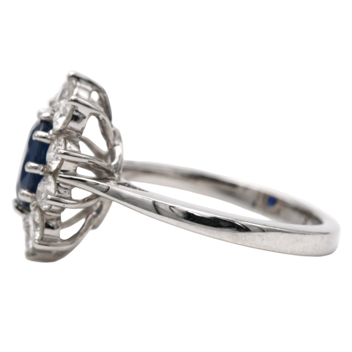 Bague Entourage en or blanc, saphir et diamants - Castafiore