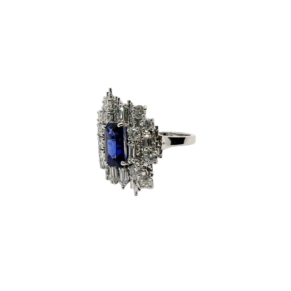 Bague Entourage en or blanc, saphir et diamants - Castafiore