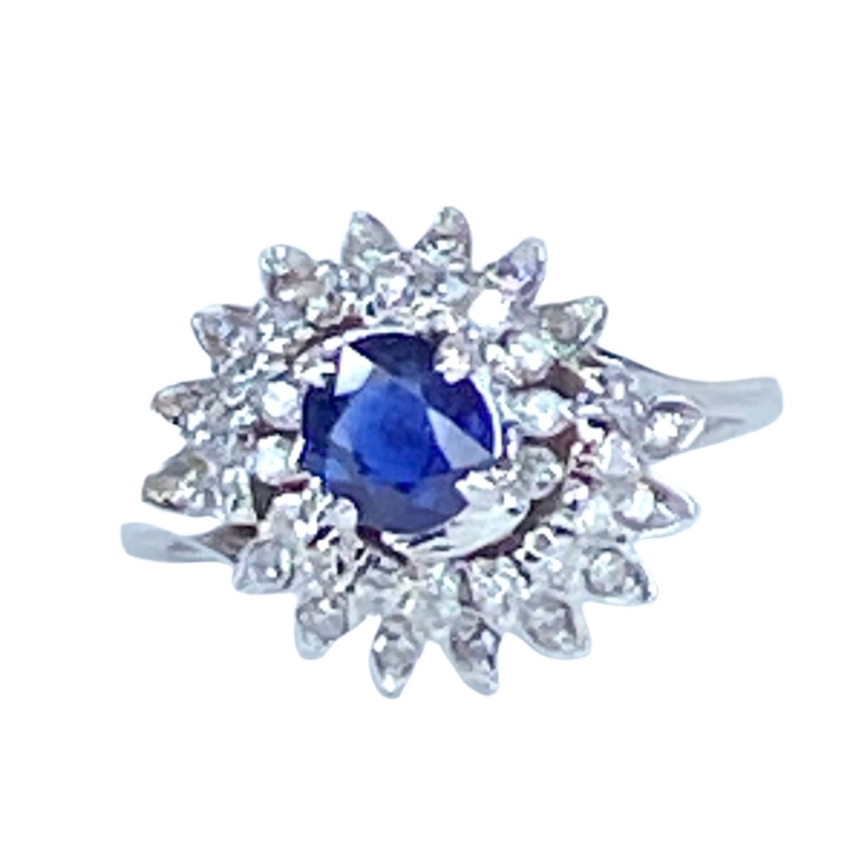 Bague Entourage en or blanc, saphir et diamants - Castafiore
