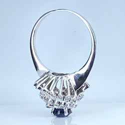 Bague Entourage en or blanc, saphir et diamants - Castafiore