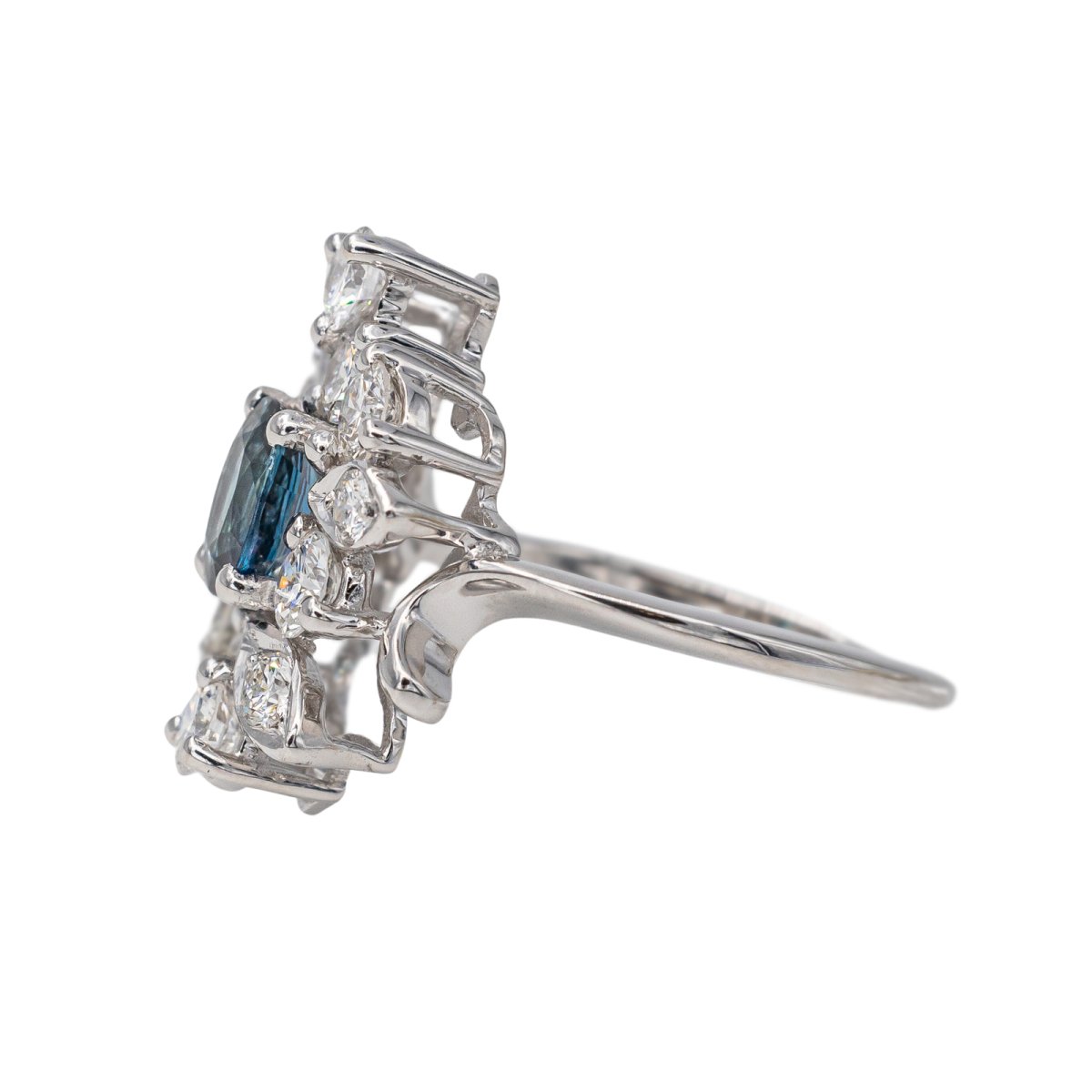 Bague entourage en or blanc, saphir et diamants - Castafiore