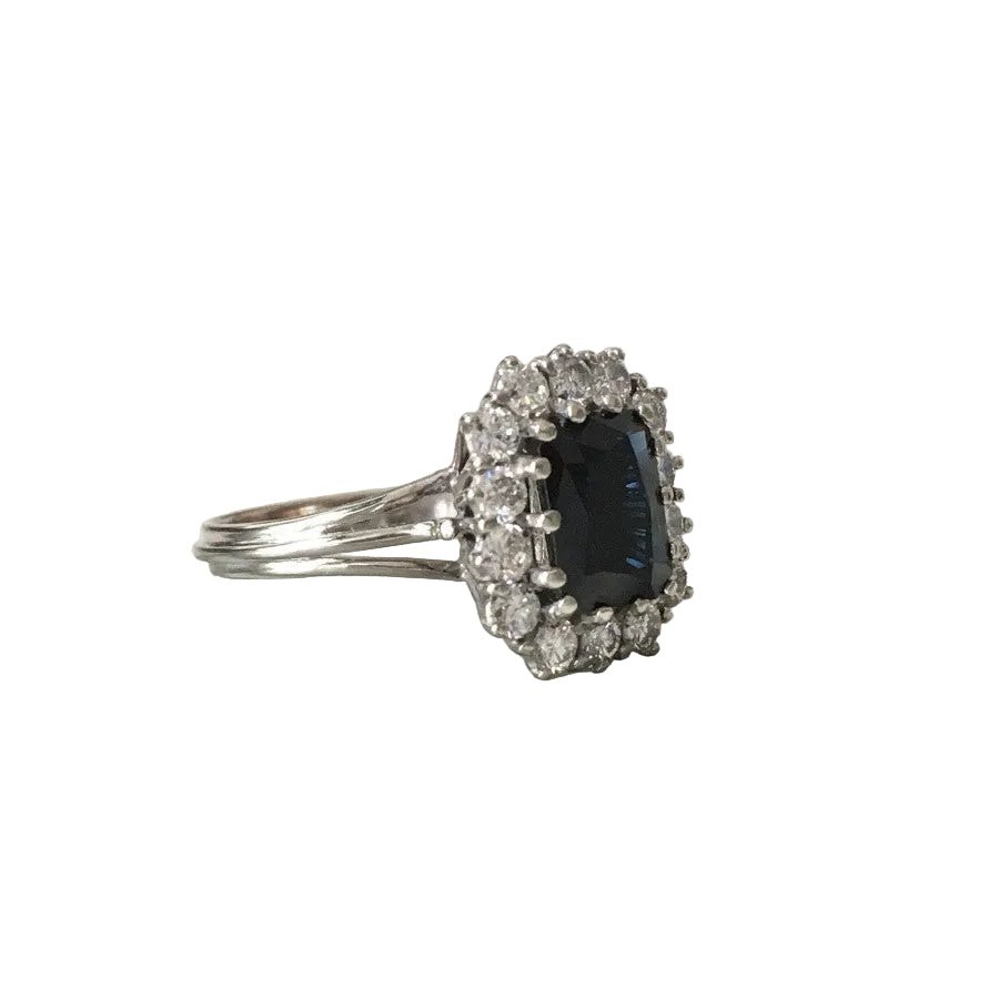 Bague Entourage en or blanc, saphir, et diamants - Castafiore