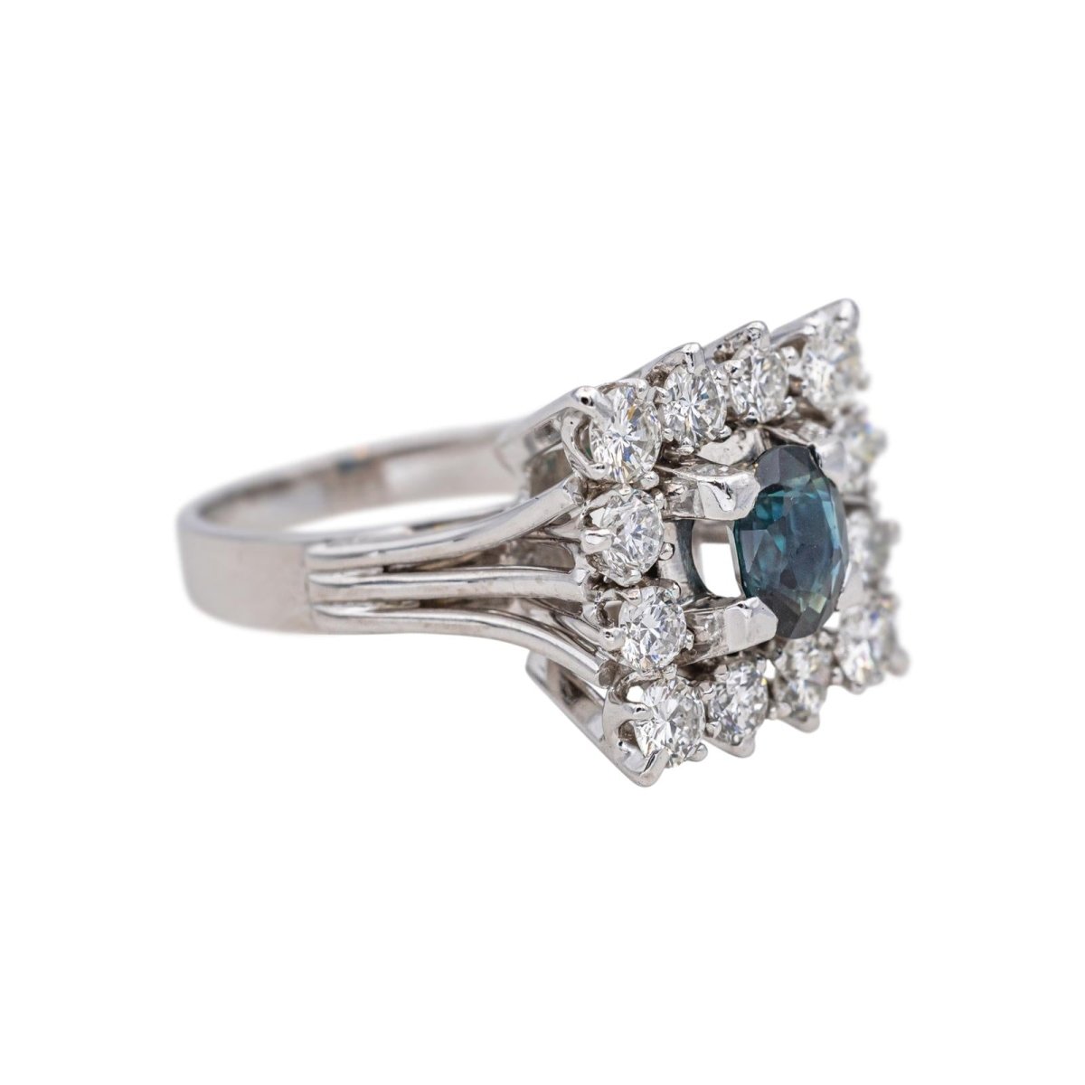 Bague Entourage en or blanc, saphir et diamants - Castafiore