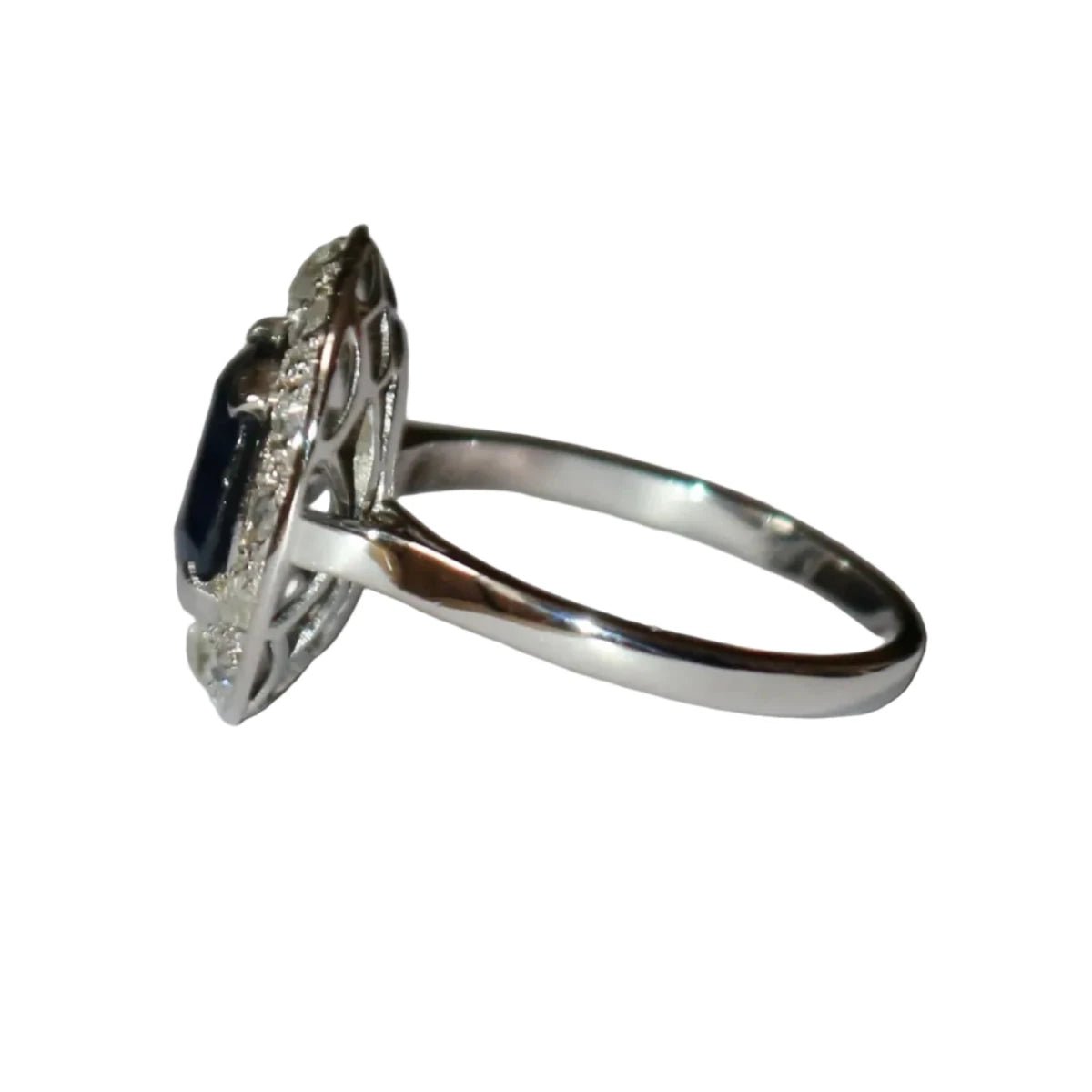Bague Entourage en or blanc, saphir et diamants - Castafiore
