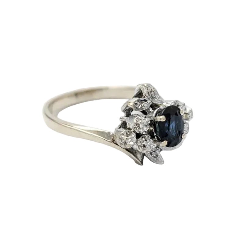 Bague Entourage en or blanc, saphir et diamants - Castafiore