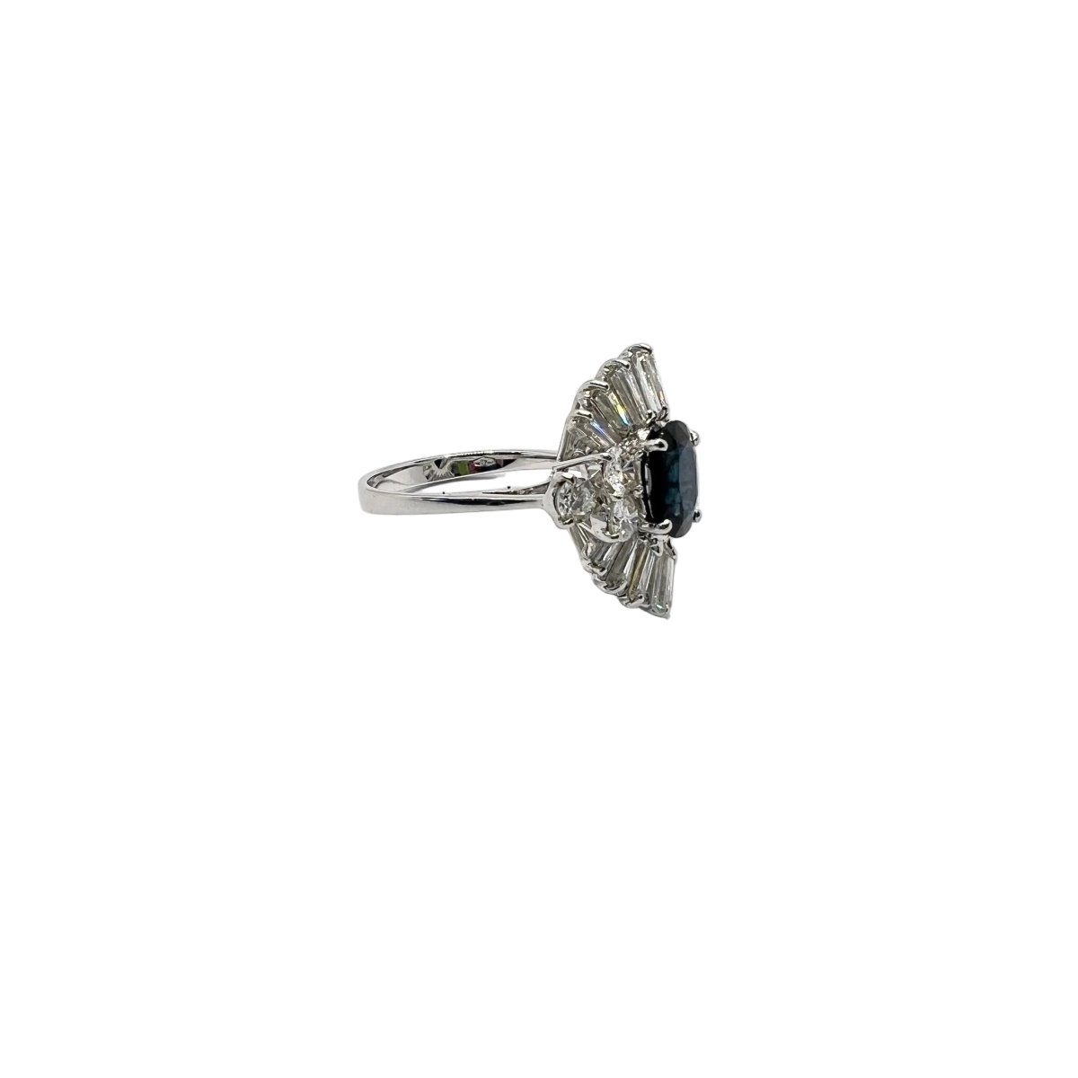 Bague Entourage en or blanc, saphir et diamants - Castafiore