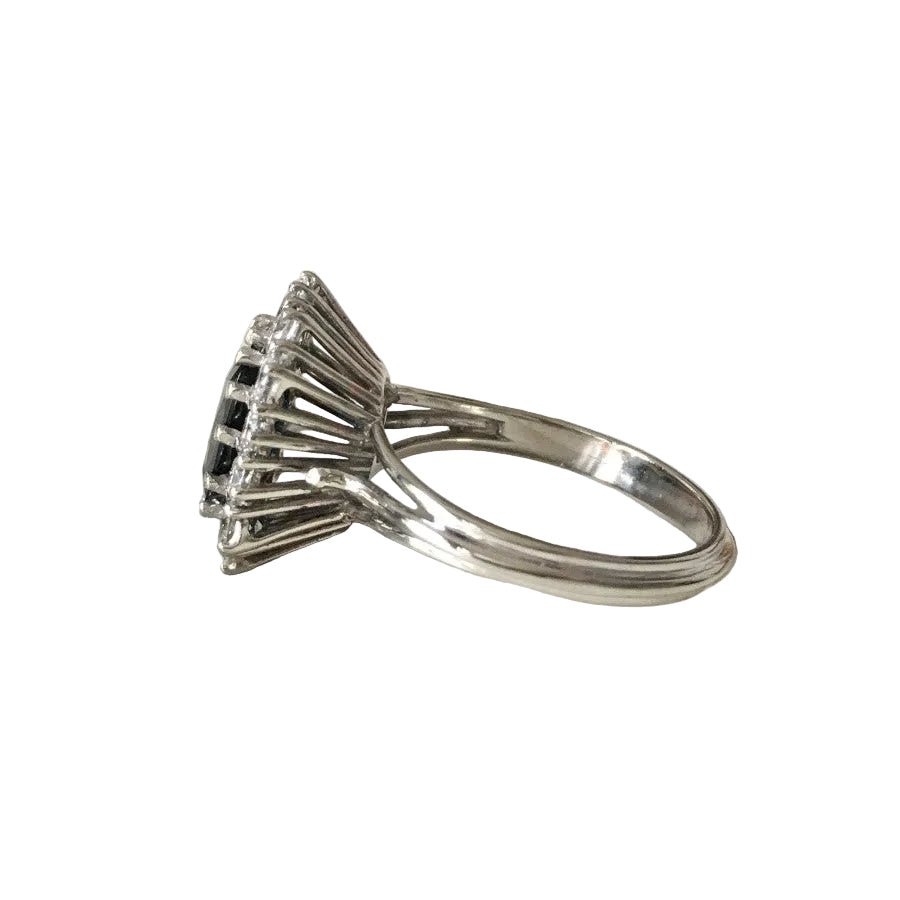 Bague Entourage en or blanc, saphir, et diamants - Castafiore