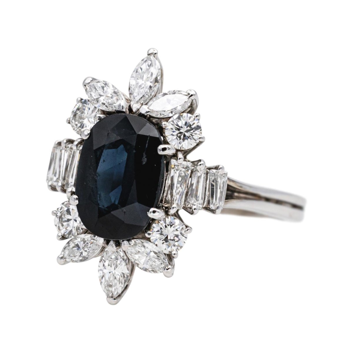 Bague Entourage en or blanc, saphir et diamants - Castafiore