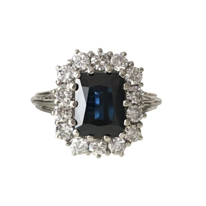 Bague Entourage en or blanc, saphir, et diamants - Castafiore