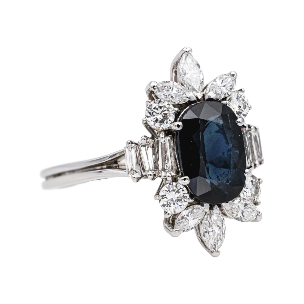 Bague Entourage en or blanc, saphir et diamants - Castafiore