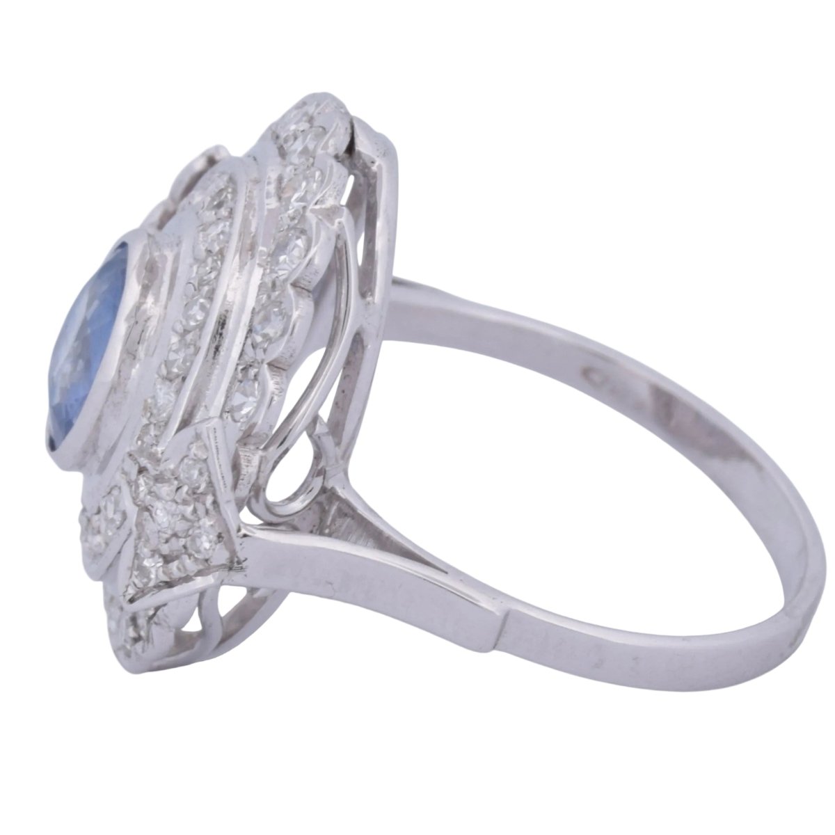 Bague Entourage en or blanc, saphir et diamants - Castafiore