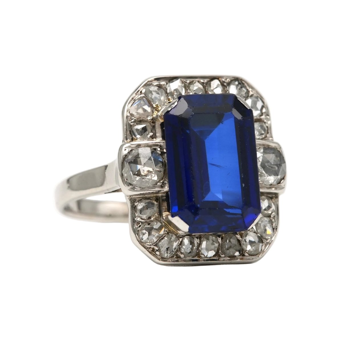 Bague Entourage en or blanc, saphir et diamants - Castafiore