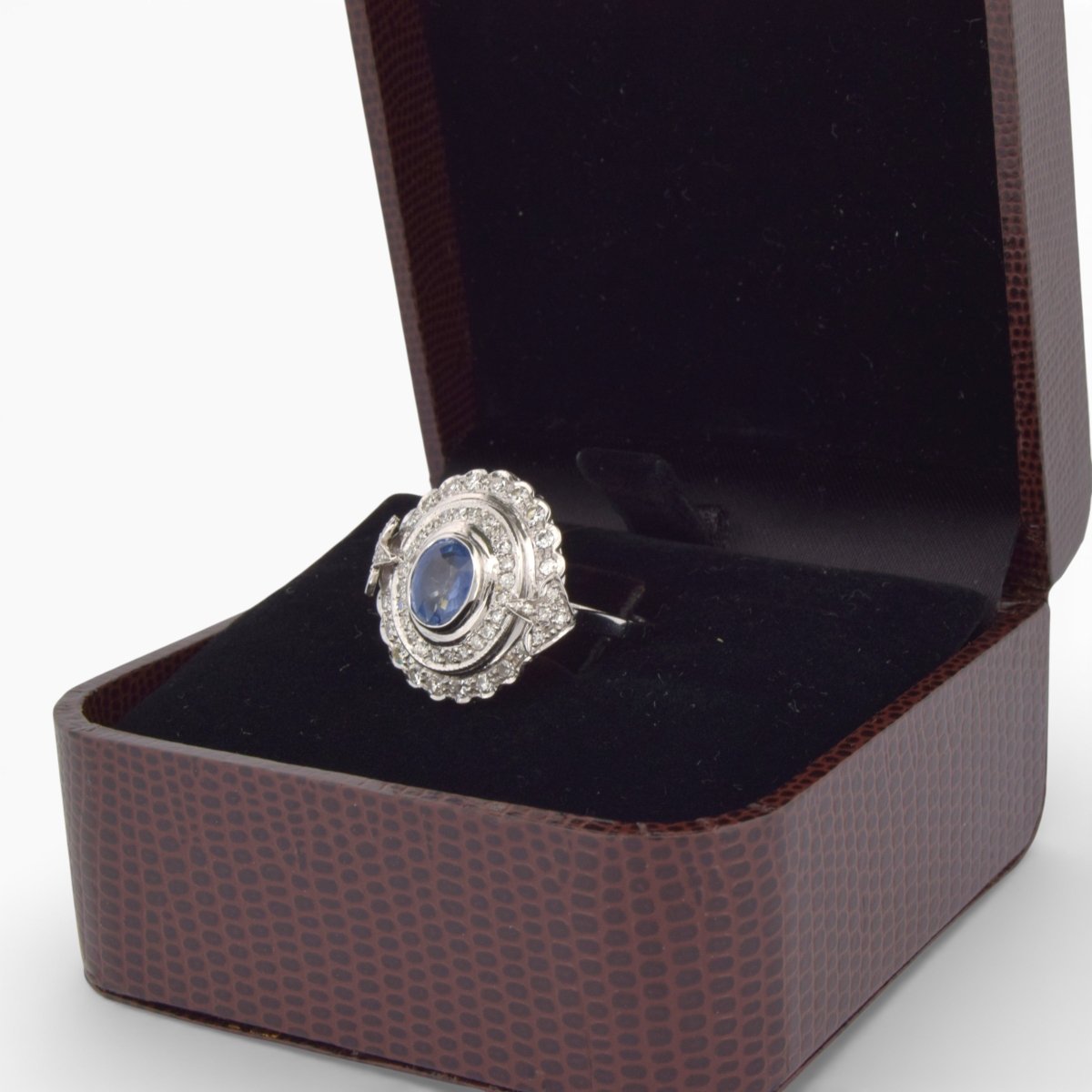 Bague Entourage en or blanc, saphir et diamants - Castafiore