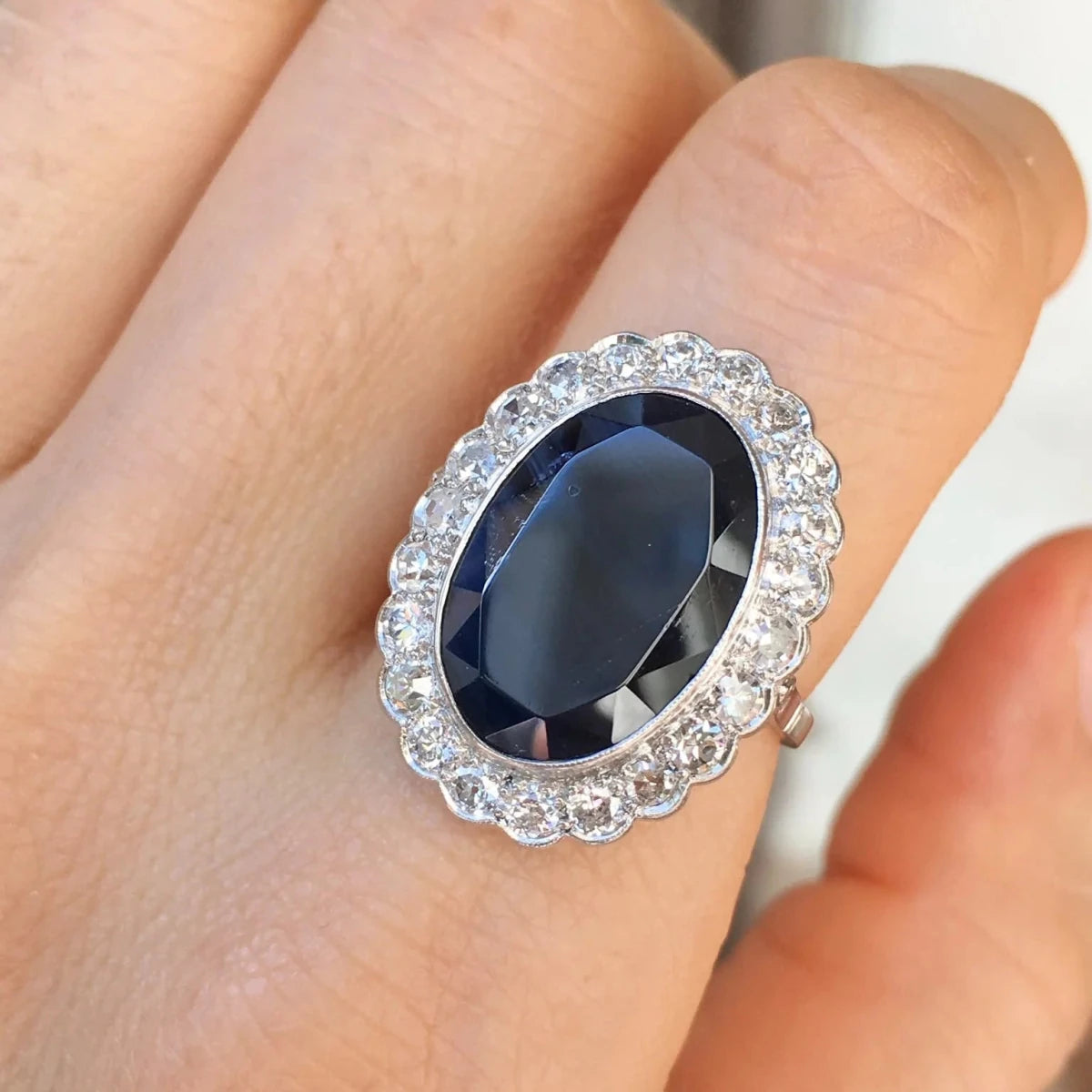 Bague Entourage en or blanc, saphir et diamants - Castafiore
