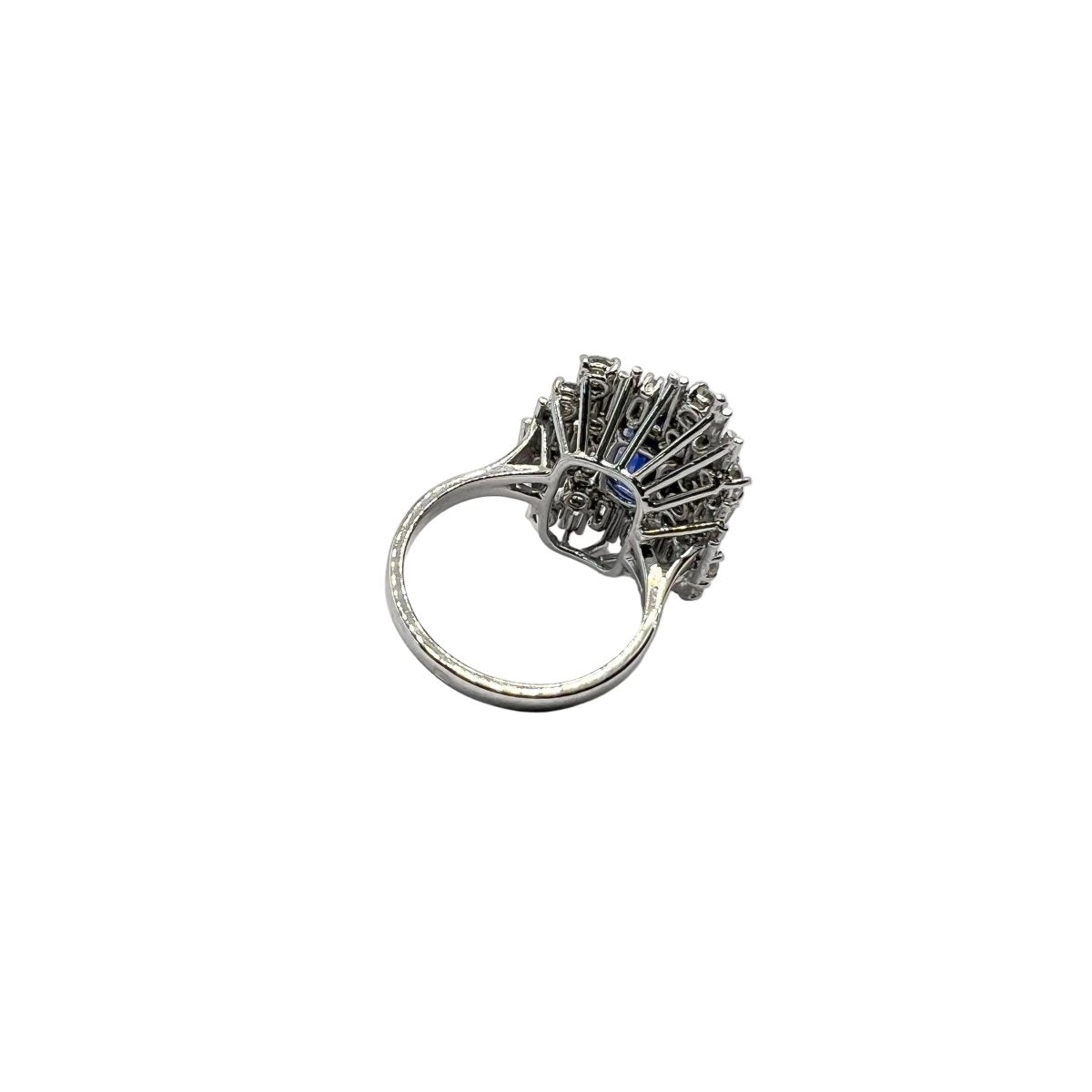 Bague Entourage en or blanc, saphir et diamants - Castafiore