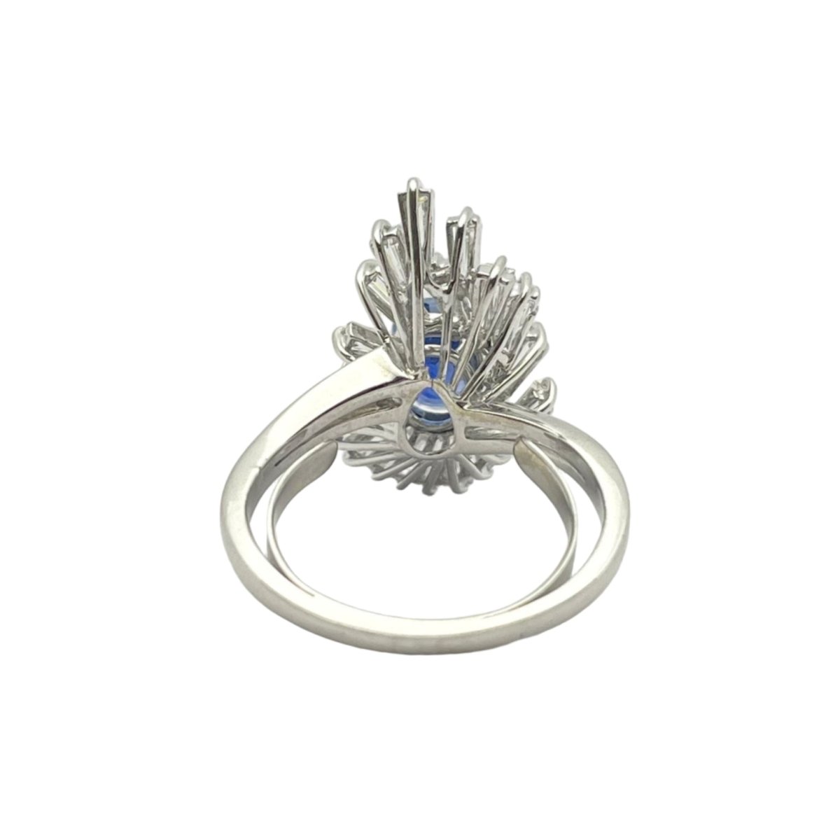 Bague Entourage en or blanc, saphir et diamants - Castafiore