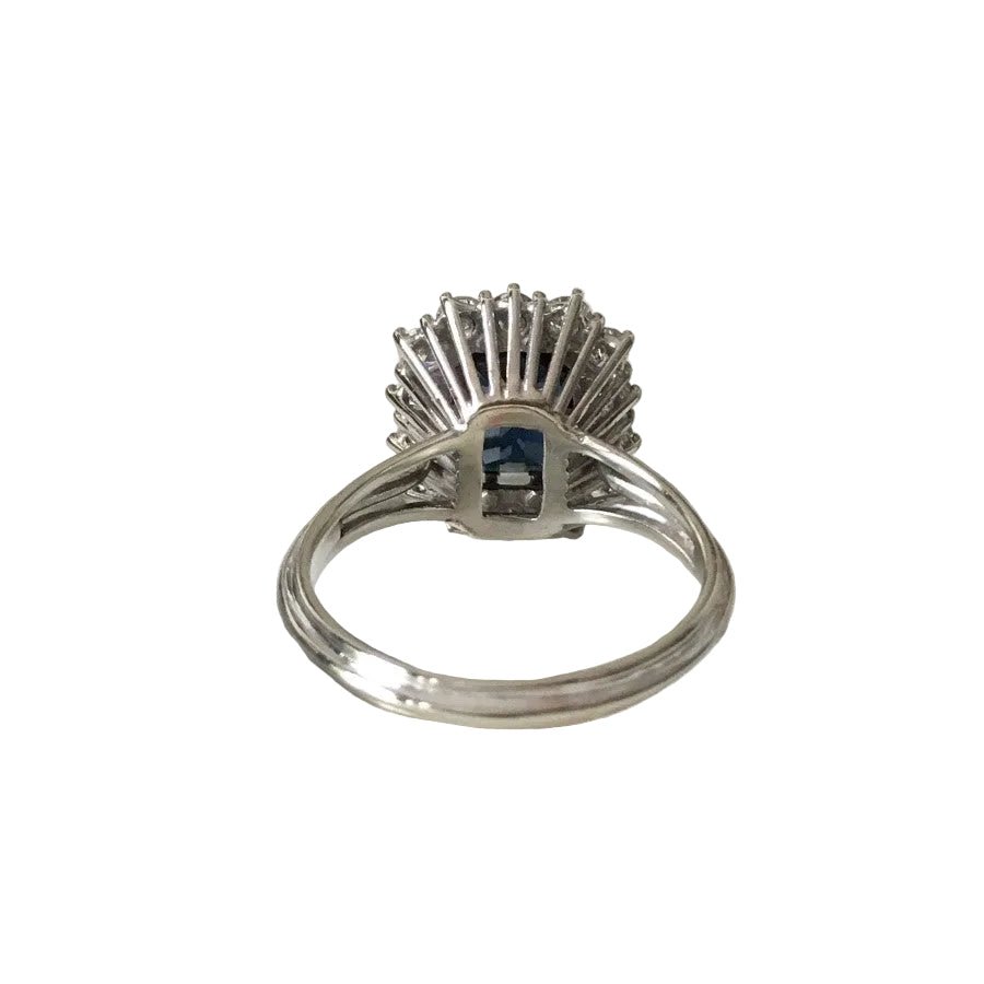 Bague Entourage en or blanc, saphir, et diamants - Castafiore
