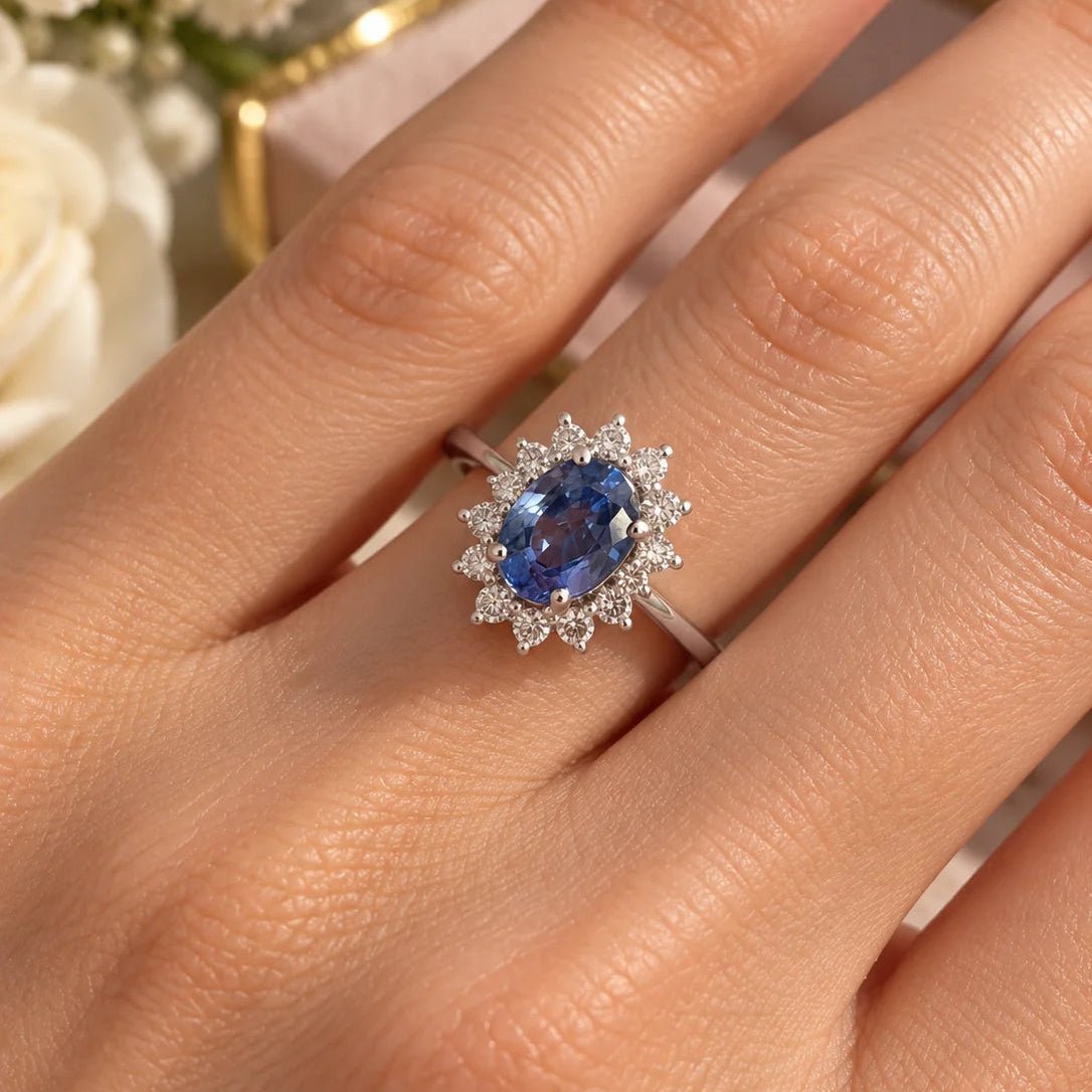Bague Entourage en or blanc, saphir et diamants - Castafiore