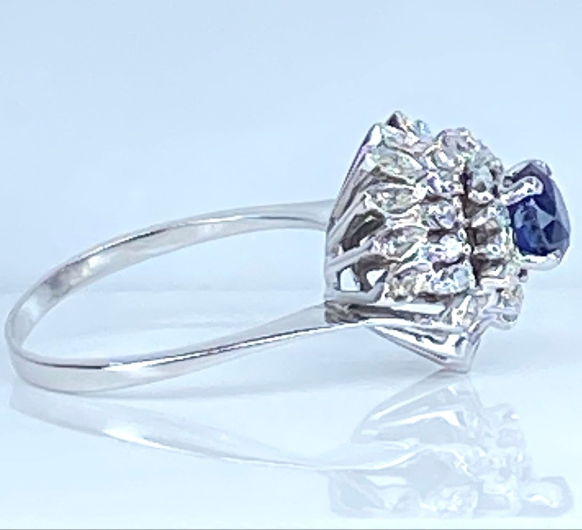 Bague Entourage en or blanc, saphir et diamants - Castafiore