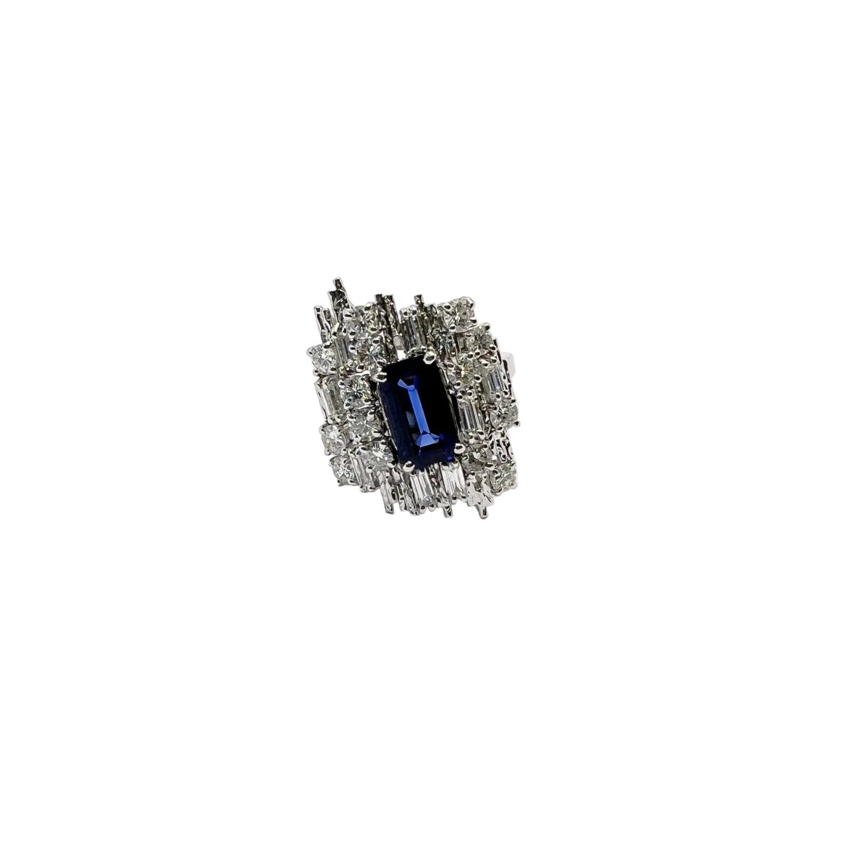 Bague Entourage en or blanc, saphir et diamants - Castafiore