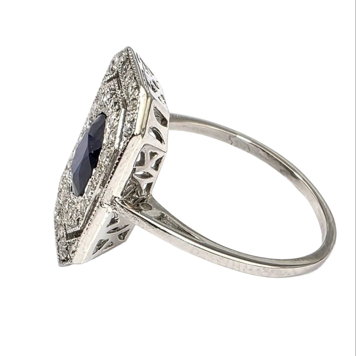 Bague Entourage en or blanc, saphir et diamants - Castafiore