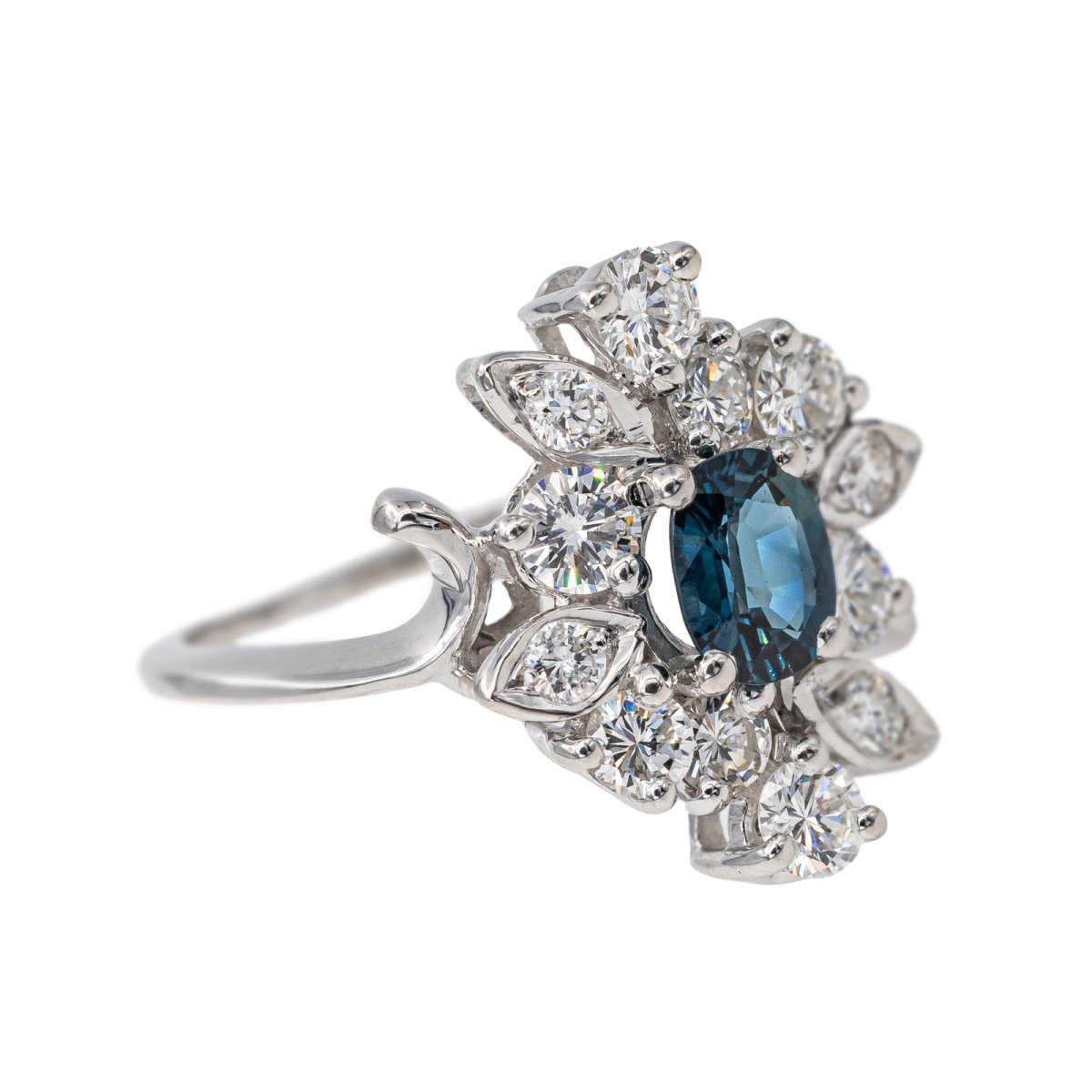 Bague entourage en or blanc, saphir et diamants - Castafiore