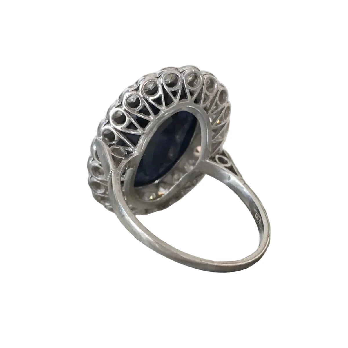 Bague Entourage en or blanc, saphir et diamants - Castafiore