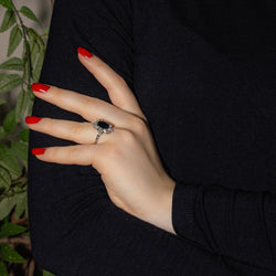 Bague Entourage en or blanc, saphir et diamants - Castafiore