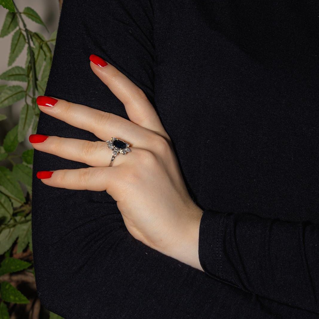 Bague Entourage en or blanc, saphir et diamants - Castafiore