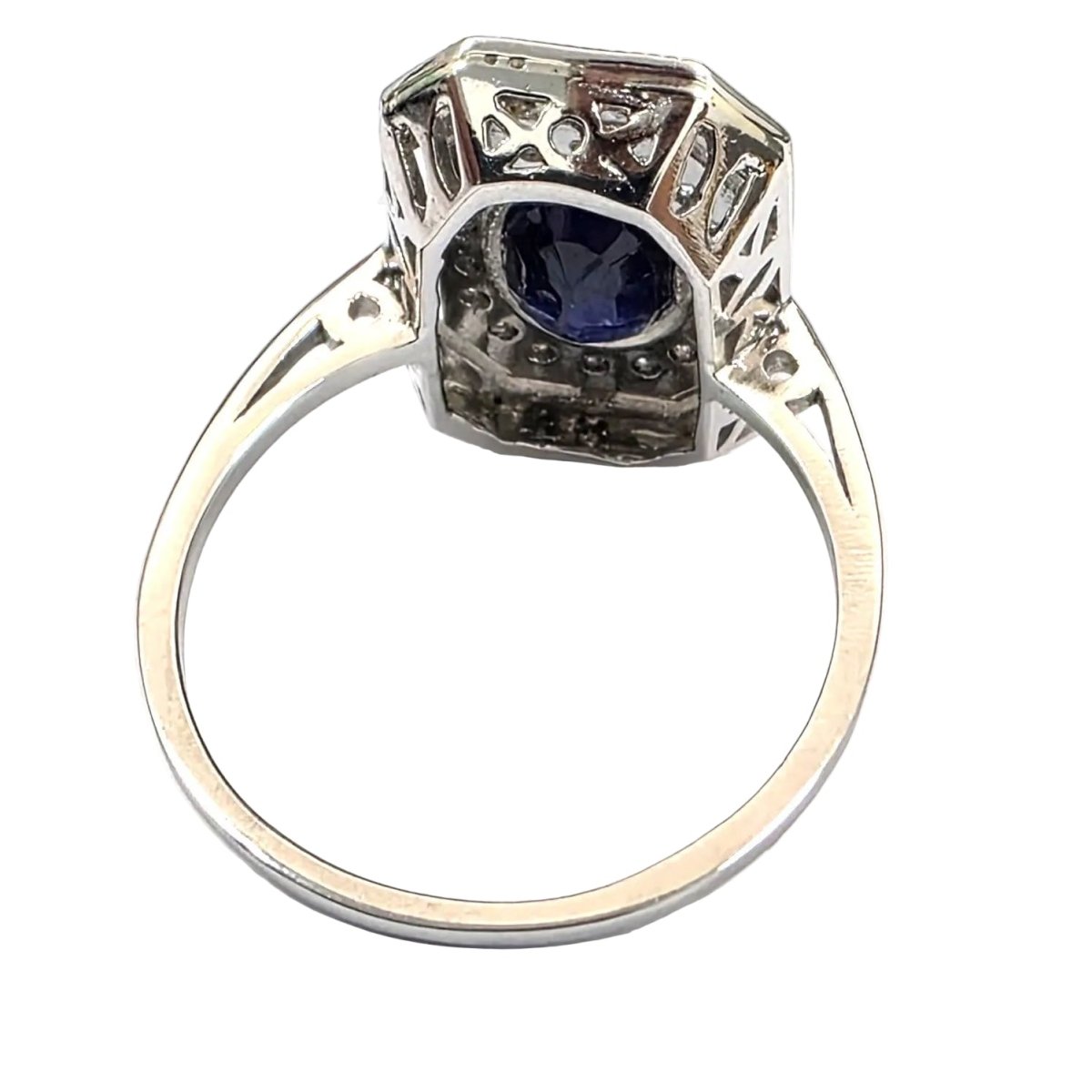 Bague Entourage en or blanc, saphir et diamants - Castafiore