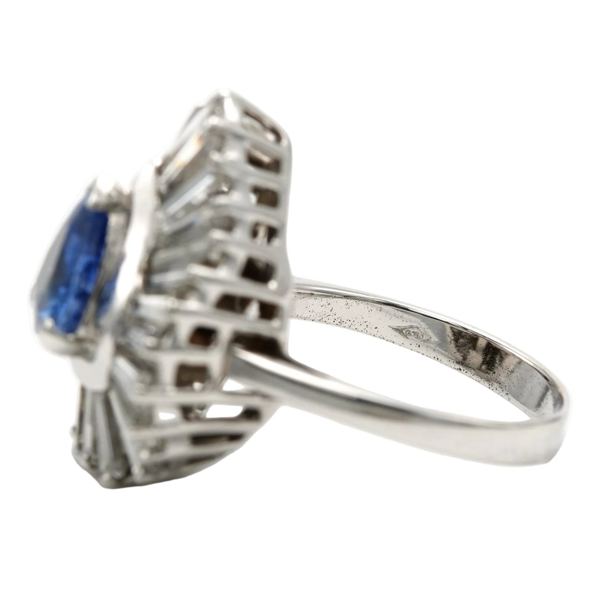 Bague Entourage en or blanc, saphir et diamants - Castafiore