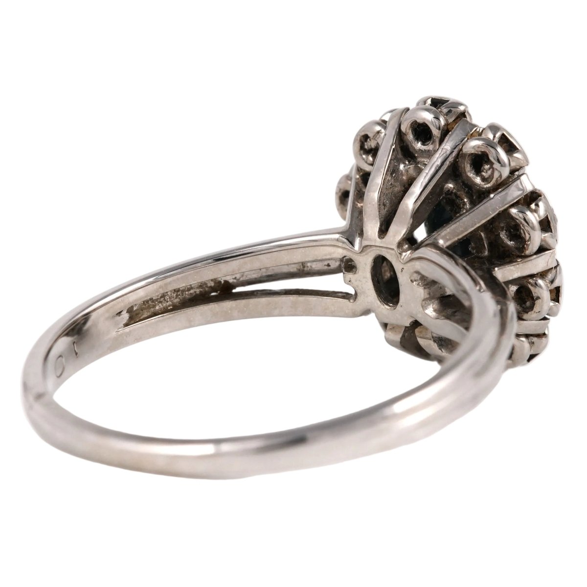Bague Entourage en or blanc, saphir et diamants - Castafiore