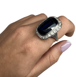 Bague Entourage en or blanc, saphir et diamants - Castafiore