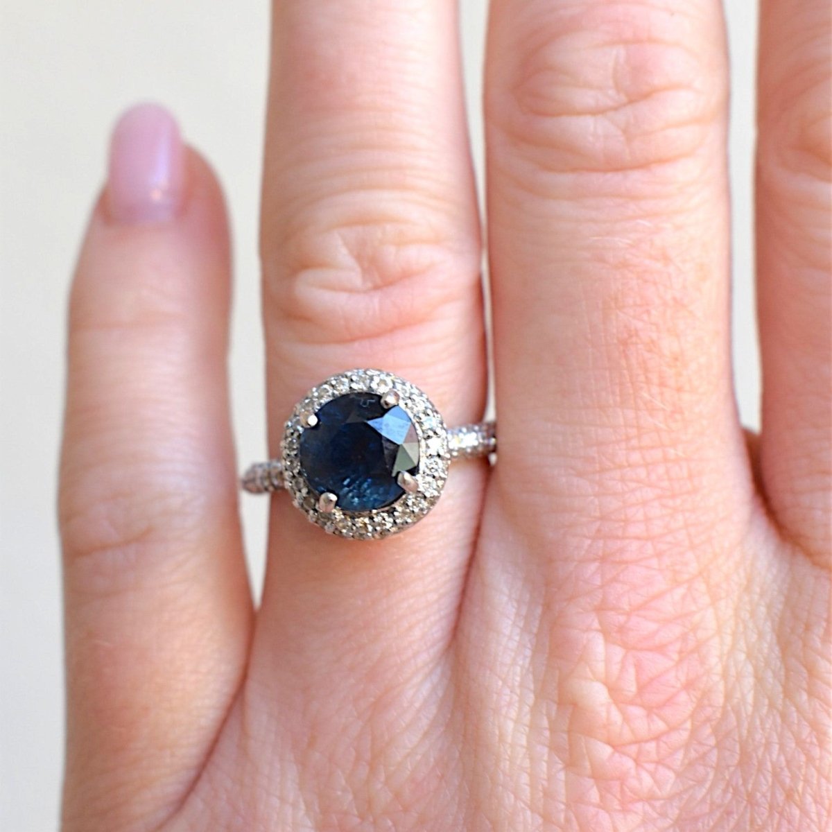 Bague Entourage en or blanc, saphir et diamants - Castafiore