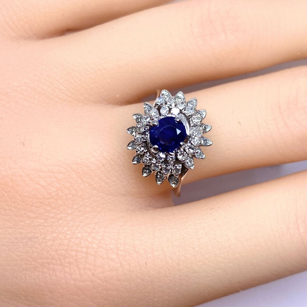 Bague Entourage en or blanc, saphir et diamants - Castafiore