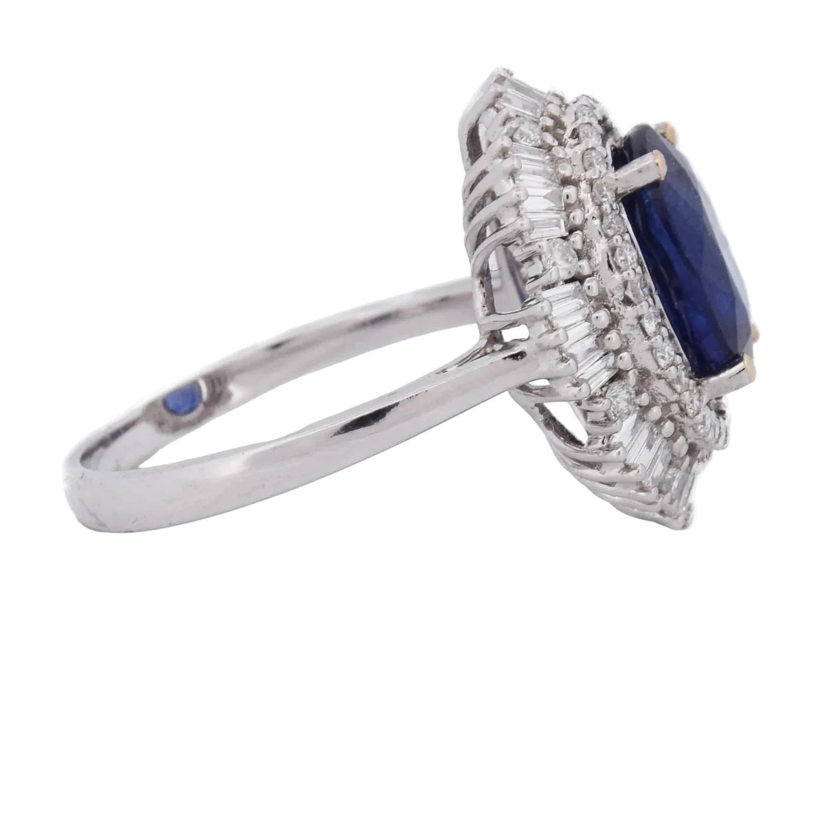Bague Entourage en or blanc, saphir et diamants - Castafiore