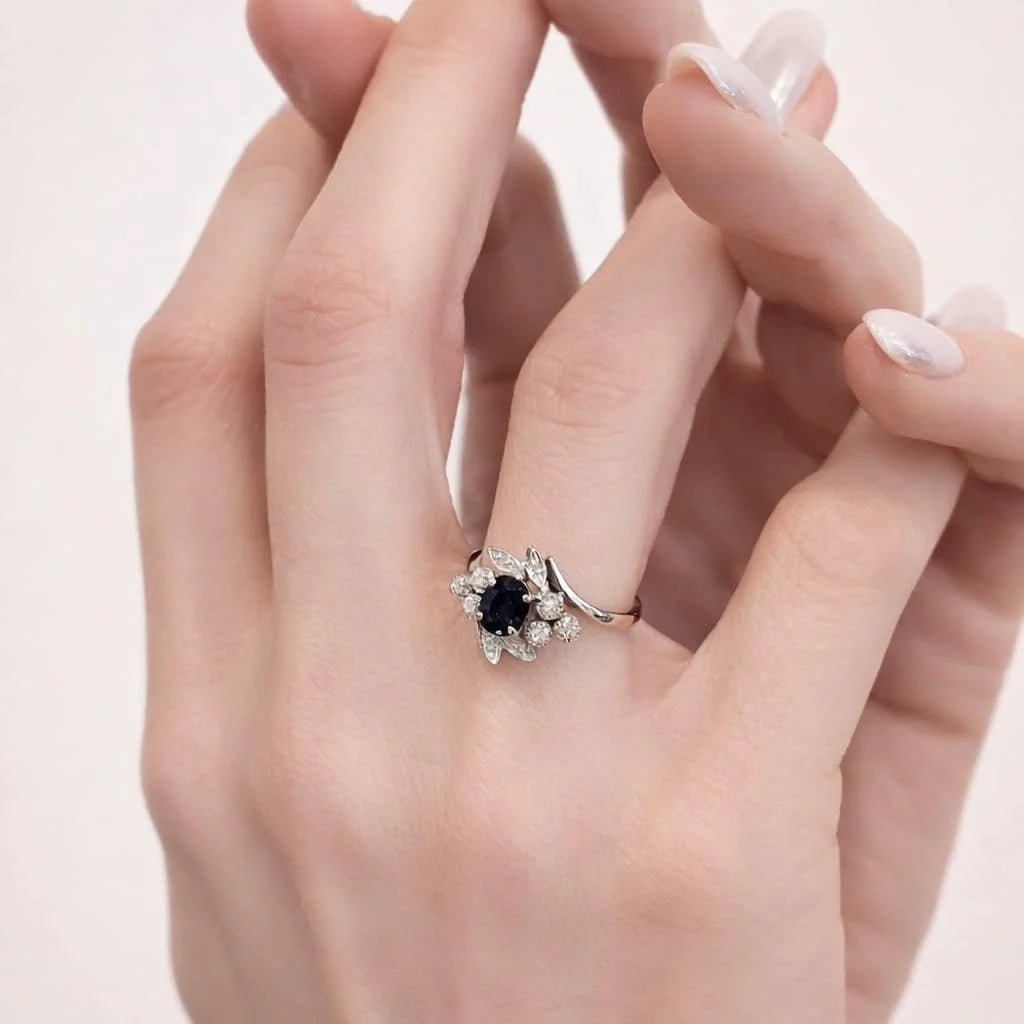 Bague Entourage en or blanc, saphir et diamants - Castafiore