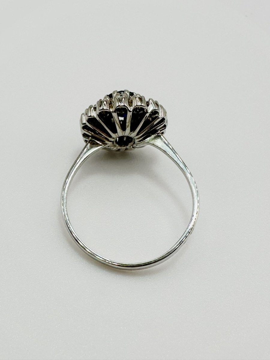 Bague Entourage en or blanc, saphir et diamants - Castafiore