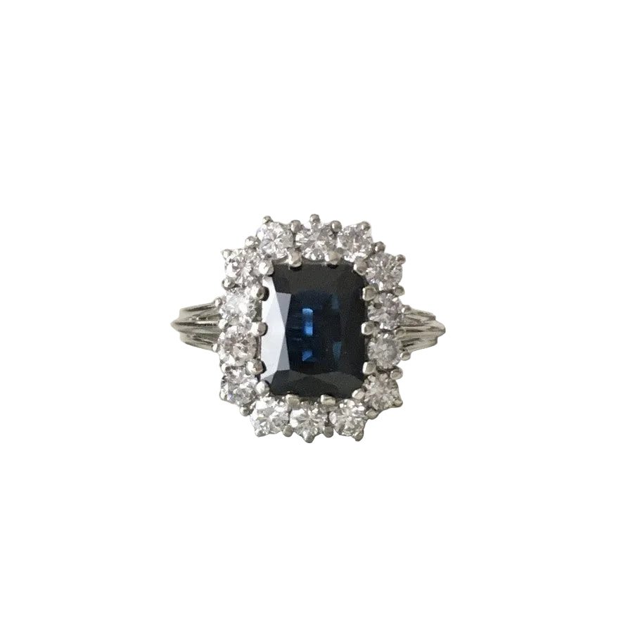 Bague Entourage en or blanc, saphir, et diamants - Castafiore