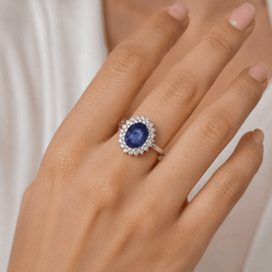 Bague Entourage en or blanc, saphir et diamants - Castafiore