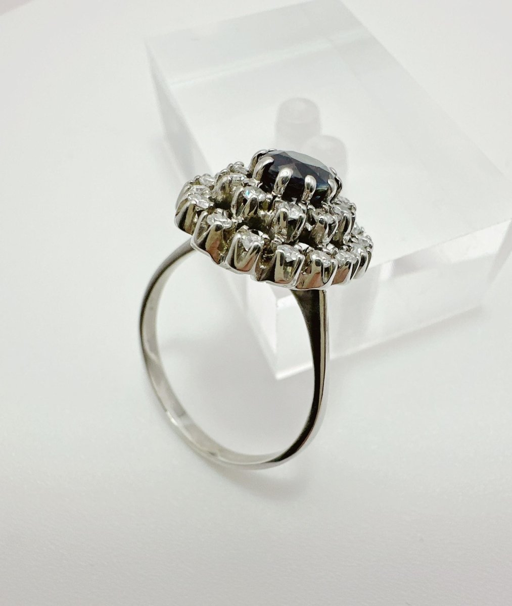 Bague Entourage en or blanc, saphir et diamants - Castafiore