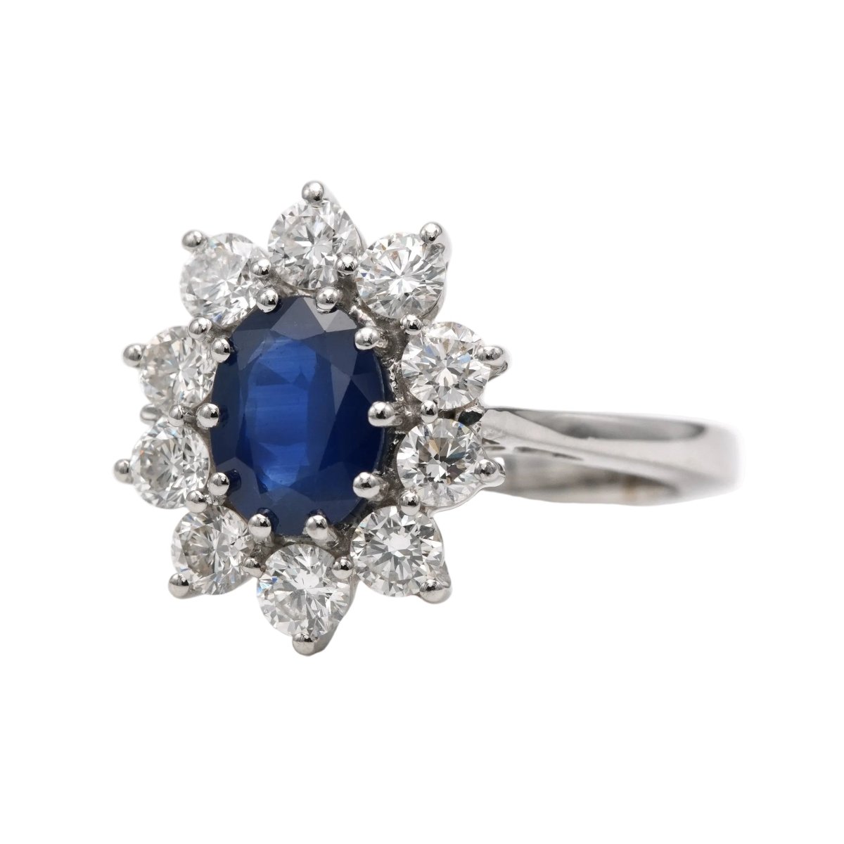 Bague Entourage en or blanc, saphir et diamants - Castafiore