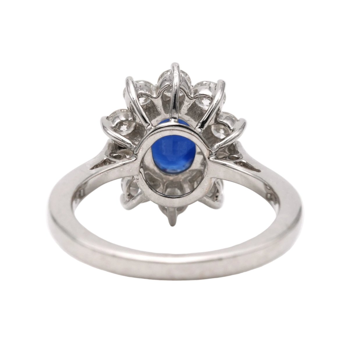 Bague Entourage en or blanc, saphir et diamants - Castafiore