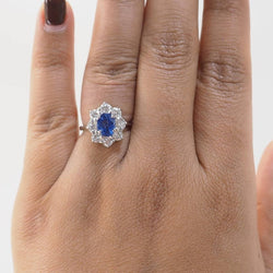 Bague entourage en or blanc, saphir et diamants - Castafiore