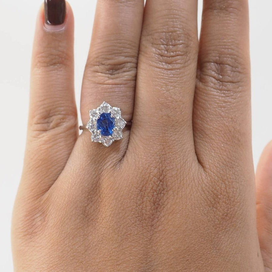 Bague entourage en or blanc, saphir et diamants - Castafiore